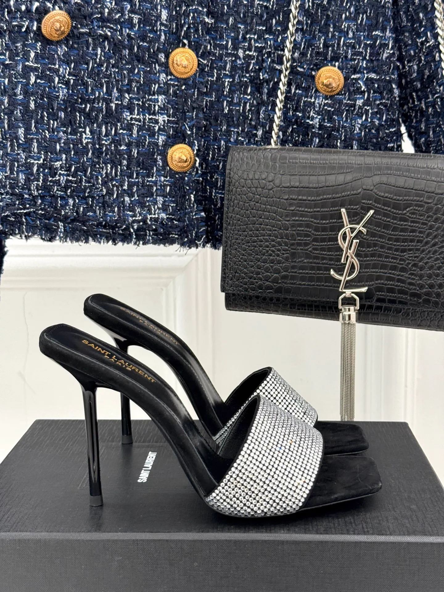 👟👟Ex-factory price 580👟👟Saint Lauren*YSL Saint Laurent classic spring and summer one-line rhinestone high-heeled slippers, rhinestone pearl heel high-heeled sandals, dazzling rhinestones, elegant age reduction, full of fairy princess atmosphere! The upper is made of original customized material, the inner pads are all grained sheepskin, and the outsole is imported genuine leather from Italy! Heel height: 10.5cm Size: 35-39 (34/40/41 customized)